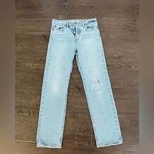 Signature Levi Premium Wedgie Straight Jeans. Size 26. Light wash.